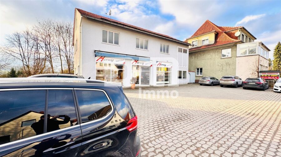 Laden-/Büro-/Lagerkomplex mit 300 m² Nutzfläche auf großem Grundstück und Parkflächen - Parkflächen
